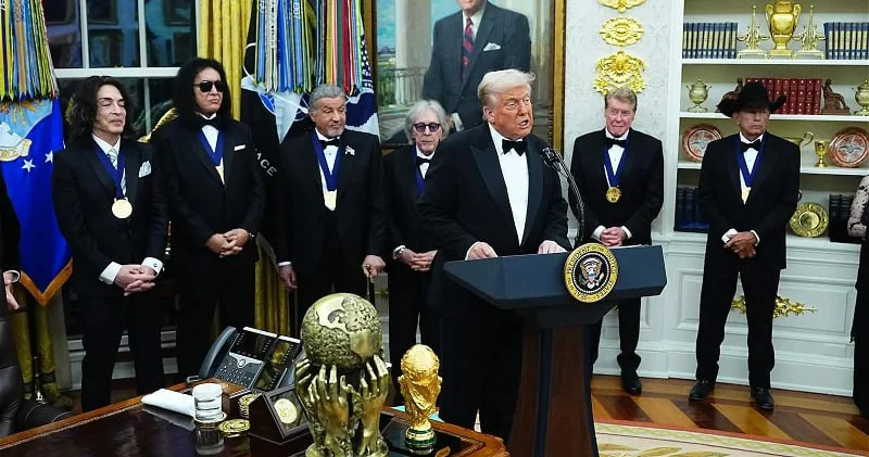 Trampa təqdim olunan heykəlciyin müəllifləri: “Biz sübut etdik ki, Azərbaycan xalqı sülhpərvərdir” FOTO