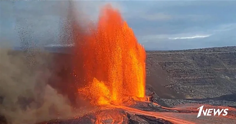 Высота фонтана лавы вулкана на Гавайях достигла 370 м