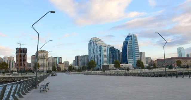 Ağ Şəhər Bulvarında dənizdə batan şəxs xilas edildi VİDEO