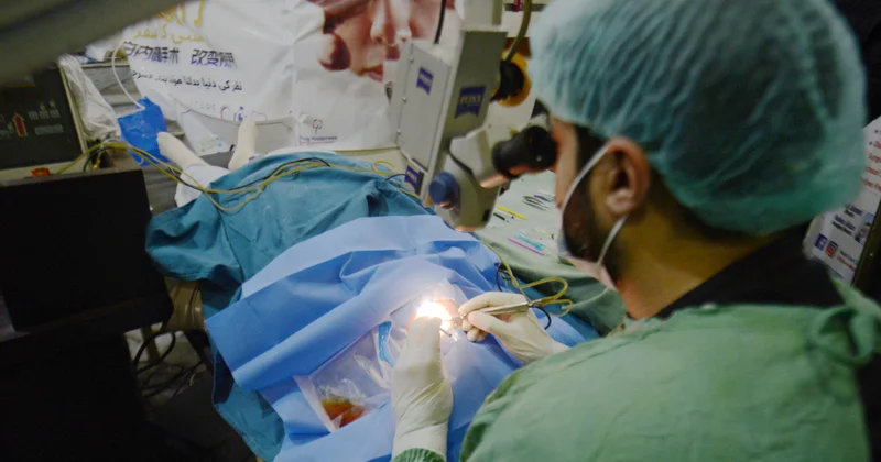 Qadının gözündən 11 santimetrlik parazit çıxarıblar…