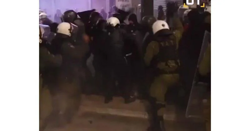 Полицейские жёстко разогнали митинг в Греции ВИДЕО