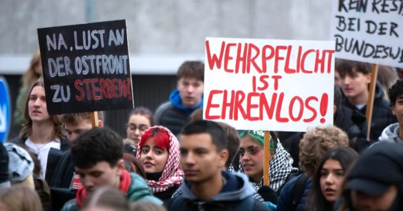 Школьники и студенты Германии не хотят служить в армии объектив