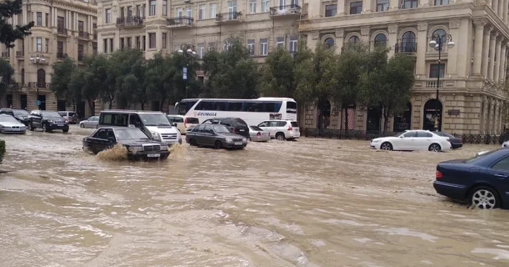 Sistem yarımçıqdır: Yağış suları şəhəri basır, infrastruktur cavab vermir