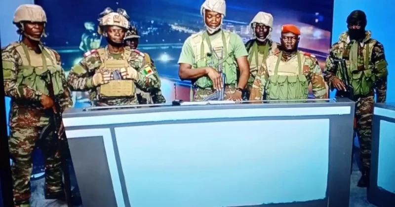 Ölkə şokdadır! Televiziya kanalını dəyişən əsgərləri gördü