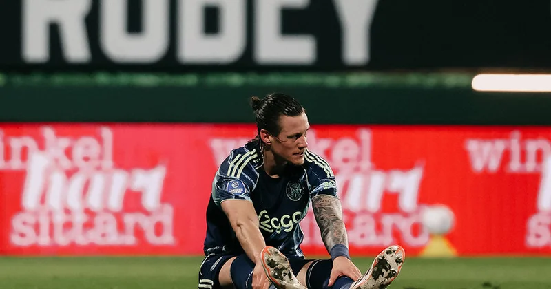 Бомбардир Аякса получил травму перед встречей с Карабахом