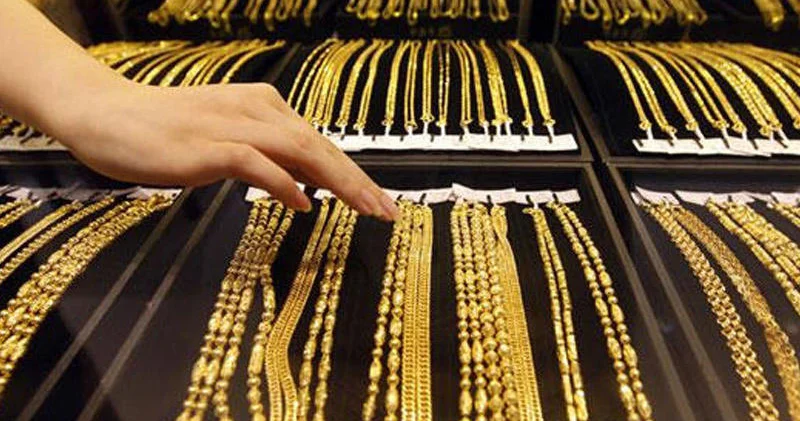 Alıcı kimi mağazaya daxil oldu, qır qızılı oğurlayıb getdi