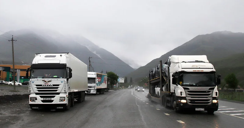 Военно Грузинскую дорогу закрыли для грузовиков