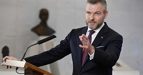 Ukrayna bu ölkə prezidentini qara siyahıya saldı