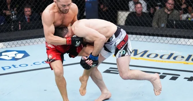 Pyotr Yan Dvalişvilini məğlub edərək çempionluq kəmərini geri qaytardı