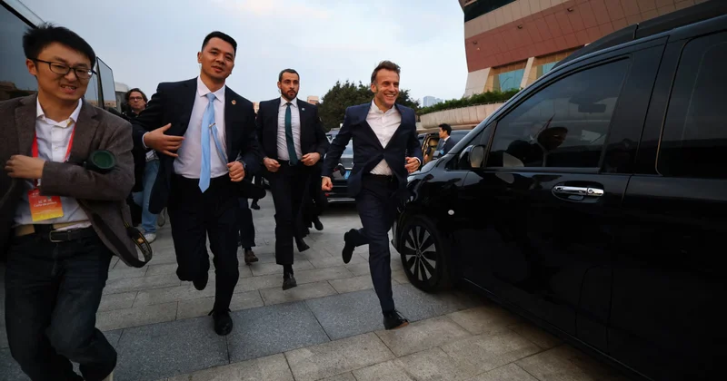 Макрон убежал к китайским студентам объектив