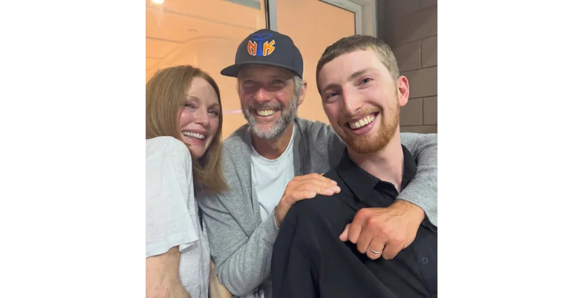 Джулианна Мур опубликовала редкое фото с мужем и сыном