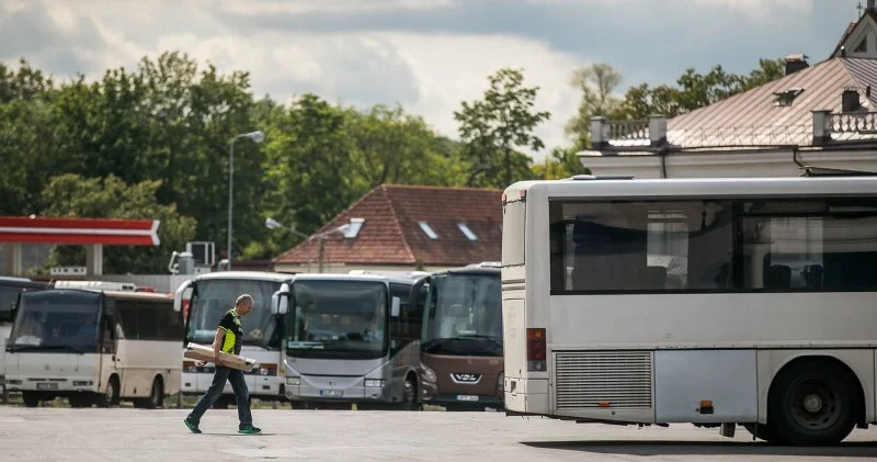Litva Belarusla avtobus reyslərinin dayandırılmasını müzakirə edir