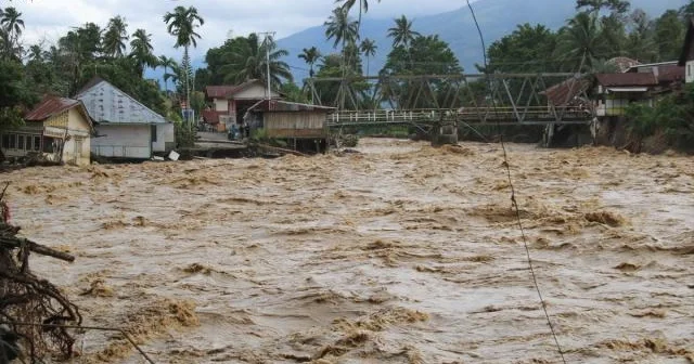 İndoneziyada sel və torpaq sürüşməsi: Ölənlərin sayı 900 ü keçdi