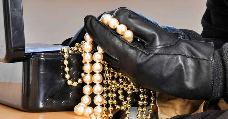 Mağazalardan qızıl və saat oğurlayan şəxslər TUTULDU