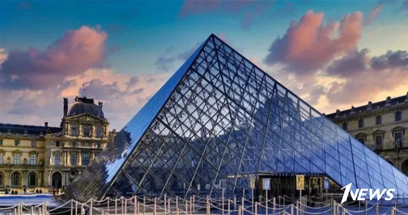 Утечка воды в Лувре повредила сотни редких книг