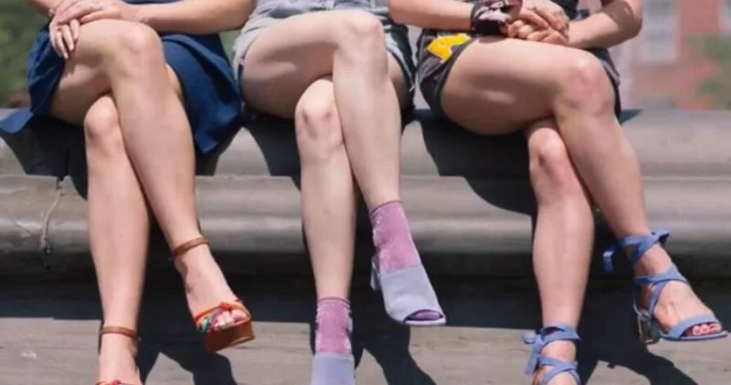 Nəyə görə qadınlar ayaqlarını çarpazlaşdırdıqda özlərini daha inamlı hiss edirlər Səbəbi bu imiş