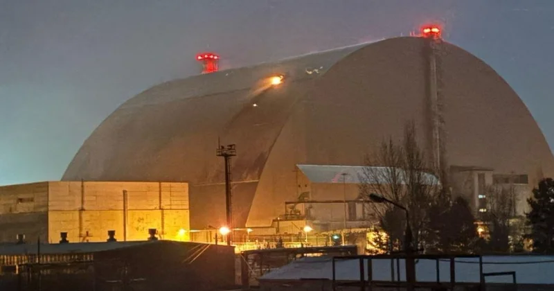 Дыра в куполе Чернобыльской АЭС! Человечество снова в опасности! наш комментарий