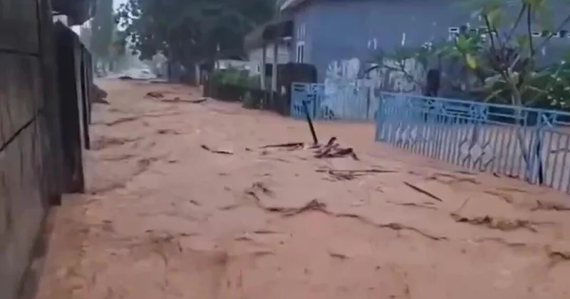 Наводнение на Суматре усилилось ВИДЕО