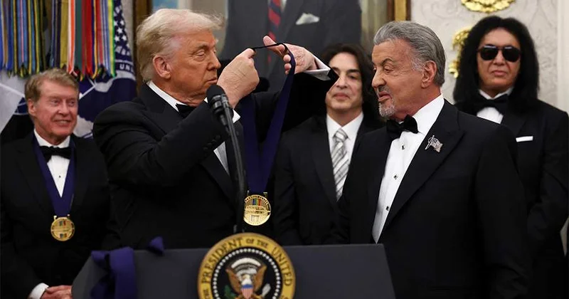 Трамп вручил артистам медали Центра Кеннеди