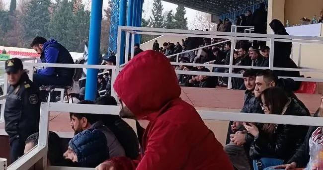 Karvan ın azarkeşləri üsyan elədi: Oynaya bilmirsinizsə, çıxın gedin! VİDEOLAR