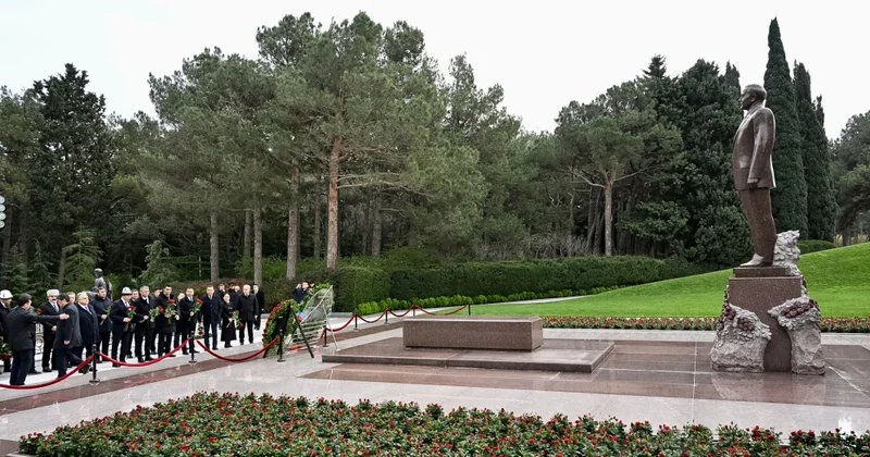 Qırğızıstan nümayəndə heyəti Ulu Öndər Heydər Əliyevin məzarını ziyarət edib