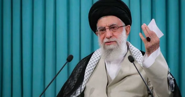 “Məcburi hicab qadınların cəmiyyətdəki rolunu gücləndirir” Xamenei