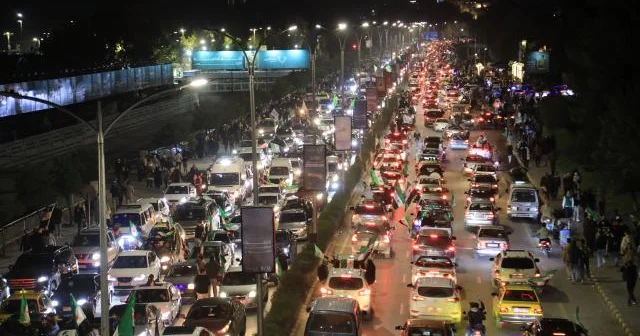 Suriyalılar Bəşər Əsədin devrilməsini qeyd etdilər FOTOLAR