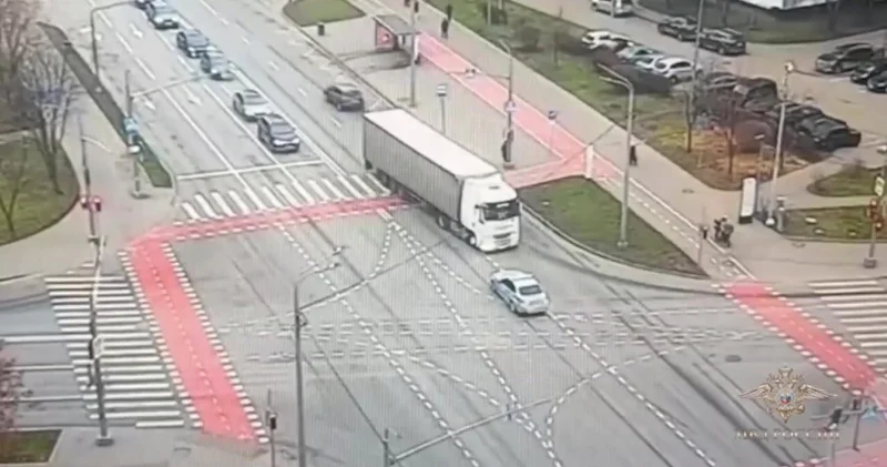 В Москве полицейский на ходу остановил фуру с умирающим водителем ВИДЕО