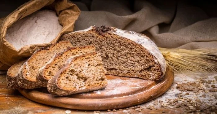 Marketlərdə “qara çörək” TƏLƏSİ Çovdar unu əvəzinə rəngləndiricidən İSTİFADƏ OLUNUR