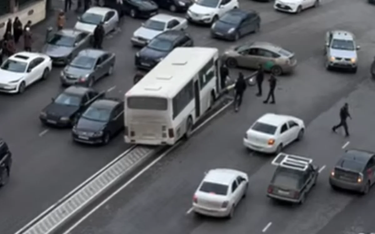 Bakıda avtobus qəza törətdi VİDEO