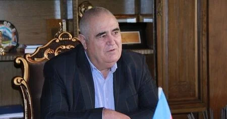 Xaləddin İsgəndərov məndən 400 min manat pul alıb”