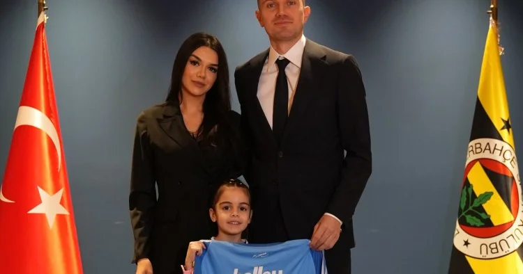 Beşiktaş ı Fənərbaxça ya dəyişdi RƏSMİ