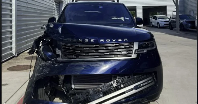 Xırdalanda “Range Rover”in şüşələri və işıqları sındırıldı