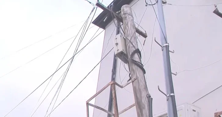 В Баку демонтирован деревянный столб, представлявший угрозу для людей