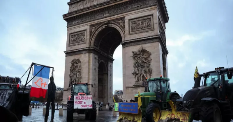 Fermerlər traktorlarla Parisdə yürüşə çıxıb, hərbi qüvvələr hazır vəziyyətə gətirilib