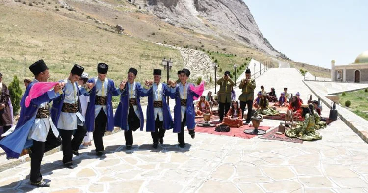 Ənənədən trendə: Folklorumuzun sosial mediaya sıçraması nəyə gətirəcək?