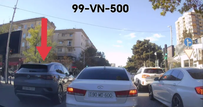 Tıxacı görən sürücü yoluna davam etmək üçün əks istiqamətə çıxdı VİDEO