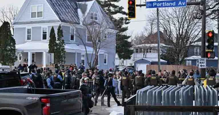 ABŞ Miqrasiya Polisi Minneapolisdə qadını güllələdi