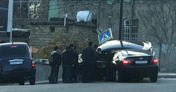 Hunday yolun kənarında dayanmış UAZ a çırpıldı: ölən var