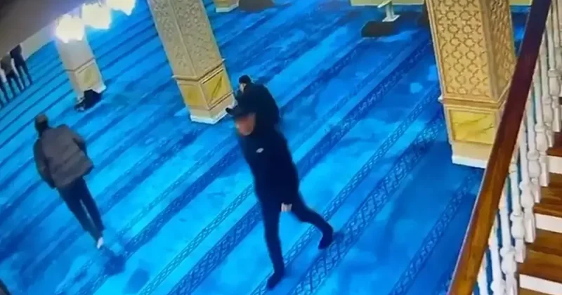 В мечети в Алматы во время совершения намаза обворовывали людей Видео