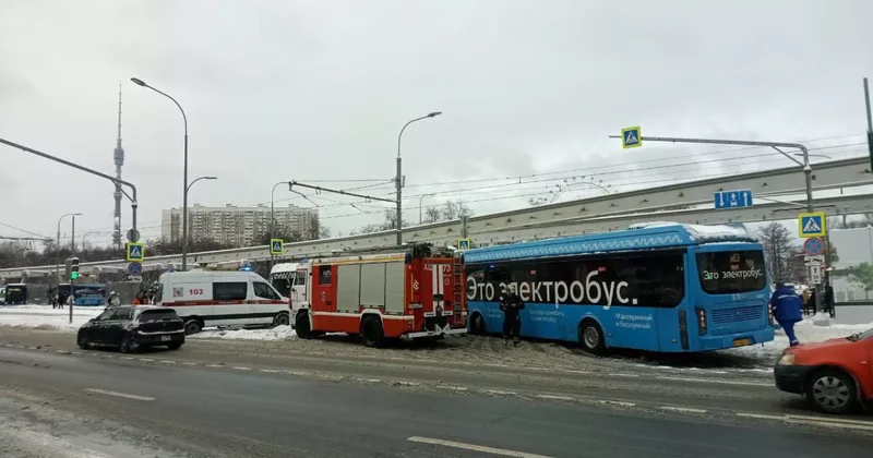 В Москве электробус столкнулся с трамваем ФОТО