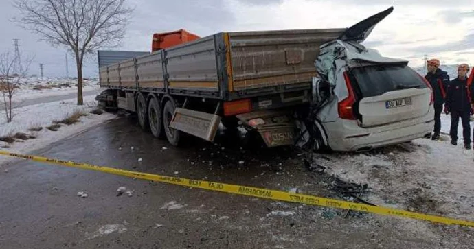 “Volvo” yük maşınına çırpıldı İş adamı öldü VİDEO