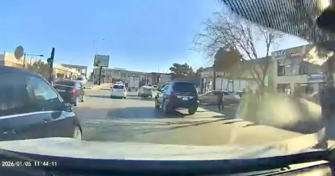 Telefonu əlindən yerə qoymayan qadın sürücü az qala qəza törədəcəkdi VİDEO