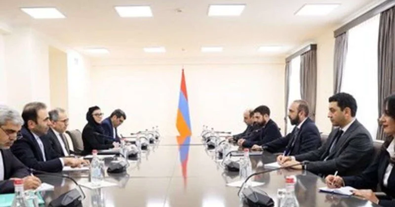 Ararat Mirzoyan İran xarici işlər nazirinin müavini ilə "Tramp yolu"nu müzakirə etdi