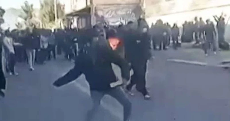 İranda etirazlar pik həddə çatdı SEPAH avtomobili yandırıldı, silahlar ələ keçirildi