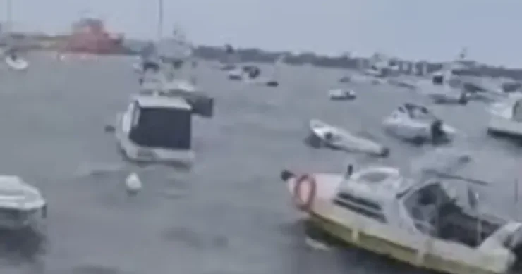 İstanbulda FIRTINA şoku Tırlar aşdı, gəmilər bir birinə girdi FOTOLENT VİDEO