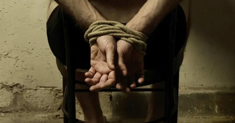 Arvadına sataşan kişini OĞURLADI: İşgəncə verdi