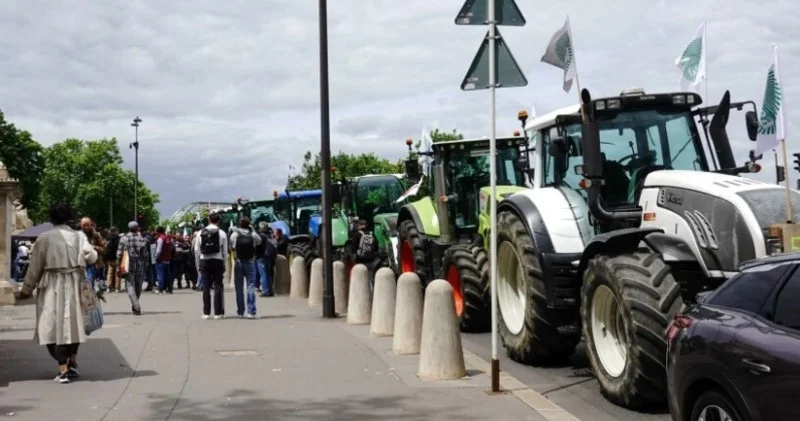 Fransa fermerlər etiraz edir Paytaxtın mərkəzini bağlayıblar