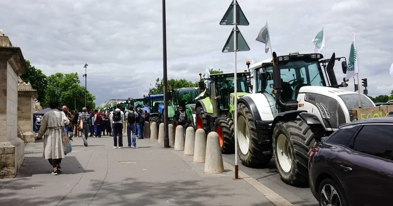 Французские фермеры заблокировали центр Парижа тракторами