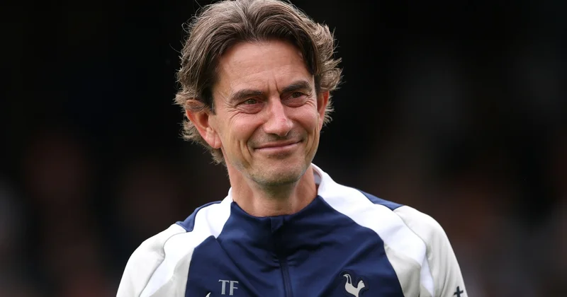 “Tottenhem”in baş məşqçisi “Arsenal” brendli stəkanla görüntüləndi FOTO